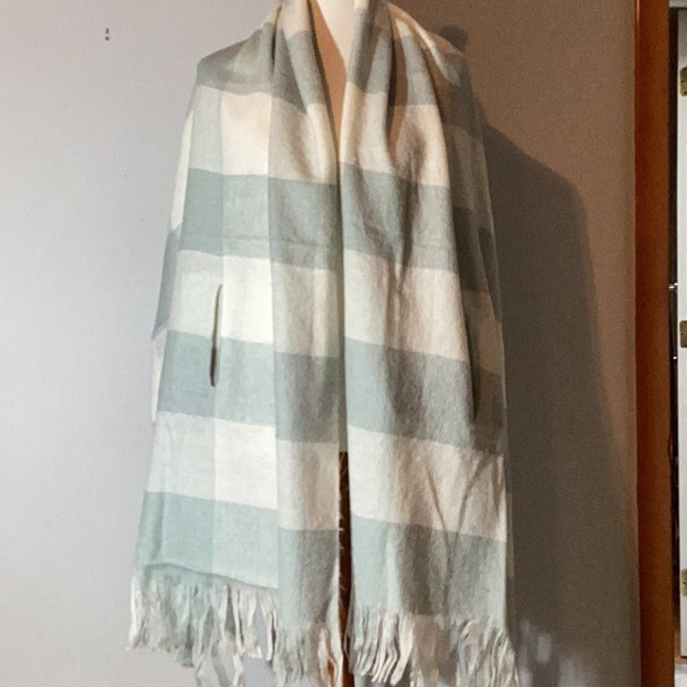 LOFT shawl/wrap w/ side hand pockets, fringe bottom, 84”x28”,soft & lightweight